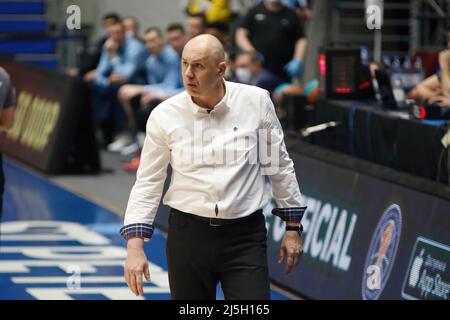 Sankt Petersburg, Russland. 23. April 2022. Cheftrainer Drazen Anzulovic von Enisey, der während des Finals 1/4 des VTB United League Basketballspiels zwischen Zenit und Enisey in der Sibur Arena gesehen wurde. Endstand; Zenit Saint Petersburg 104:55 Enisey Krasnoyarsk. Kredit: SOPA Images Limited/Alamy Live Nachrichten Stockfoto