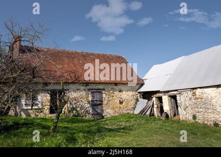 Verödet Bauernhof Steingebäude in La Robinière, Weiler von Beaumont-Village an einem sonnigen Frühlingsnachmittag, Indre et Loire, Frankreich Stockfoto