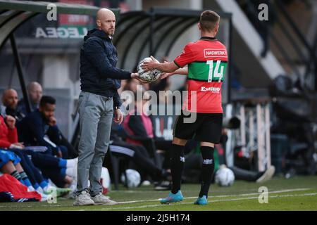 NIJMEGEN - (lr) Ajax-Trainer Erik ten Hag, Mikkel Duelund von NEC während des niederländischen Eredivisie-Spiels zwischen NEC und Ajax im Stadion De Goffert am 23. April 2022 in Nijmegen, Niederlande. ANP JEROEN PUTMANS Stockfoto