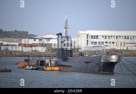 23/04/2022 Strood UK das ehemalige U-Boot der russischen Navy der Foxtrot-Klasse aus der Zeit des Kalten Krieges wird unter der Flagge der Ukraine in Solidarität mit der abgebildet Stockfoto