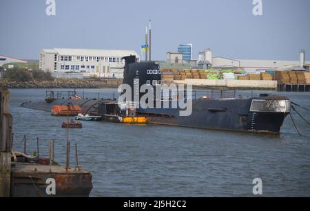 23/04/2022 Strood UK das ehemalige U-Boot der russischen Navy der Foxtrot-Klasse aus der Zeit des Kalten Krieges wird unter der Flagge der Ukraine in Solidarität mit der abgebildet Stockfoto