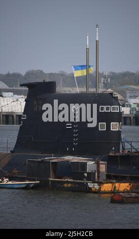 23/04/2022 Strood UK das ehemalige U-Boot der russischen Navy der Foxtrot-Klasse aus der Zeit des Kalten Krieges wird unter der Flagge der Ukraine in Solidarität mit der abgebildet Stockfoto