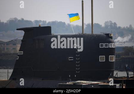 23/04/2022 Strood UK das ehemalige U-Boot der russischen Navy der Foxtrot-Klasse aus der Zeit des Kalten Krieges wird unter der Flagge der Ukraine in Solidarität mit der abgebildet Stockfoto