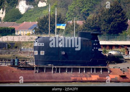 23/04/2022 Strood UK das ehemalige U-Boot der russischen Navy der Foxtrot-Klasse aus der Zeit des Kalten Krieges wird unter der Flagge der Ukraine in Solidarität mit der abgebildet Stockfoto