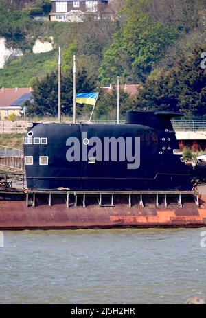 23/04/2022 Strood UK das ehemalige U-Boot der russischen Navy der Foxtrot-Klasse aus der Zeit des Kalten Krieges wird unter der Flagge der Ukraine in Solidarität mit der abgebildet Stockfoto