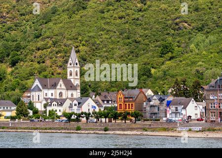 KAMP-BORNHOFEN, DEUTSCHLAND - 06. JULI 2019: Blick auf die Stadt am Rhein mit Schild Stockfoto