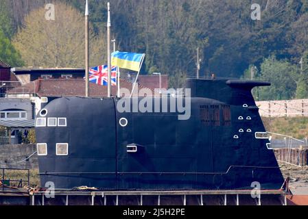 23/04/2022 Strood UK das ehemalige U-Boot der russischen Navy der Foxtrot-Klasse aus der Zeit des Kalten Krieges wird unter der Flagge der Ukraine in Solidarität mit der abgebildet Stockfoto