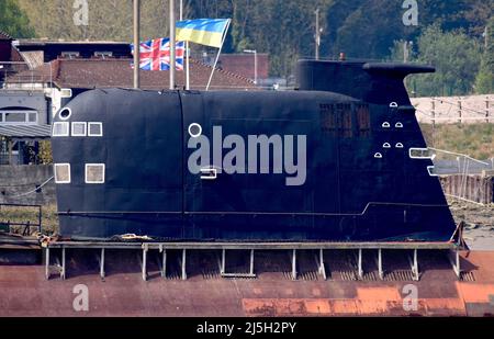 23/04/2022 Strood UK das ehemalige U-Boot der russischen Navy der Foxtrot-Klasse aus der Zeit des Kalten Krieges wird unter der Flagge der Ukraine in Solidarität mit der abgebildet Stockfoto