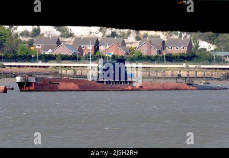 23/04/2022 Strood UK das ehemalige U-Boot der russischen Navy der Foxtrot-Klasse aus der Zeit des Kalten Krieges wird unter der Flagge der Ukraine in Solidarität mit der abgebildet Stockfoto