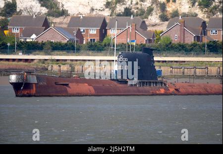 23/04/2022 Strood UK das ehemalige U-Boot der russischen Navy der Foxtrot-Klasse aus der Zeit des Kalten Krieges wird unter der Flagge der Ukraine in Solidarität mit der abgebildet Stockfoto