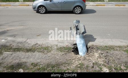 Nicht explodierte russische Rakete, die während des russischen Krieges in der Ukraine 2022 auf der Straße in Hostomel aufragte. Russische Kriegsagression in der Ukraine Stockfoto