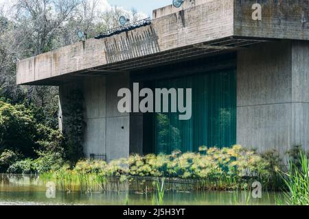 Lissabon, Portugal - 23. April 2022: Fassade des Calouste Gulbenkian Museums in Lissabon, Portugal Stockfoto