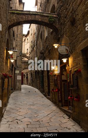 Schmale Straße in Volterra Stockfoto