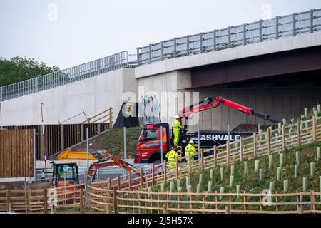 Dorney Reach, Buckinghamshire, Großbritannien. 23.. April 2022. Das hübsche Dorf Dorney Reach ist jetzt nicht mehr zu erkennen mit der neu gebauten Brücke über die M4, die das Dorf mit riesigen Stützmauern und ungeeigneten Metallgeländern dominiert. Die M4 ist an diesem Wochenende wieder von der Abfahrt 6 (Slough/Windsor) zur Abfahrt 8/9 (Maidenhead) für M4 Smart Motorway Road Works geschlossen. Quelle: Maureen McLean/Alamy Live News Stockfoto