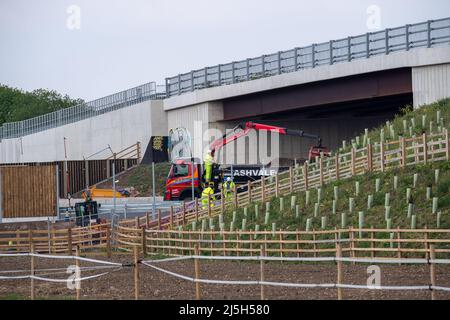 Dorney Reach, Buckinghamshire, Großbritannien. 23.. April 2022. Das hübsche Dorf Dorney Reach ist jetzt nicht mehr zu erkennen mit der neu gebauten Brücke über die M4, die das Dorf mit riesigen Stützmauern und ungeeigneten Metallgeländern dominiert. Die M4 ist an diesem Wochenende wieder von der Abfahrt 6 (Slough/Windsor) zur Abfahrt 8/9 (Maidenhead) für M4 Smart Motorway Road Works geschlossen. Quelle: Maureen McLean/Alamy Live News Stockfoto