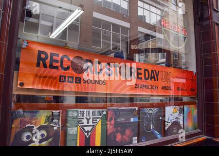 London, Großbritannien. 23.. April 2022. Sounds of the Universe Store in Soho am Record Store Day. RSD feiert unabhängige Musikläden auf der ganzen Welt, mit vielen Labels und Künstlern, die spezielle, limitierte Auflagen speziell für den Tag veröffentlichen. Kredit: Vuk Valcic/Alamy Live Nachrichten Stockfoto