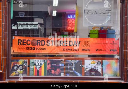 London, Großbritannien. 23.. April 2022. Sounds of the Universe Store in Soho am Record Store Day. RSD feiert unabhängige Musikläden auf der ganzen Welt, mit vielen Labels und Künstlern, die spezielle, limitierte Auflagen speziell für den Tag veröffentlichen. Kredit: Vuk Valcic/Alamy Live Nachrichten Stockfoto