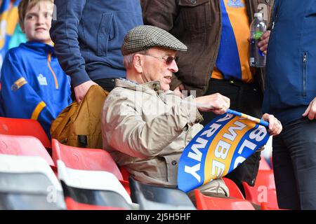 LONDON, GROSSBRITANNIEN. APR 23. Shrewsbury Town-Fans während des Sky Bet League 1-Spiels zwischen Charlton Athletic und Shrewsbury Town am Samstag, dem 23.. April 2022 im The Valley, London. (Kredit: Ivan Yordanov | MI Nachrichten) Kredit: MI Nachrichten & Sport /Alamy Live Nachrichten Stockfoto