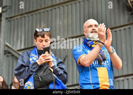 LONDON, GROSSBRITANNIEN. APR 23. Shrewsbury Town-Fans während des Sky Bet League 1-Spiels zwischen Charlton Athletic und Shrewsbury Town am Samstag, dem 23.. April 2022 im The Valley, London. (Kredit: Ivan Yordanov | MI Nachrichten) Kredit: MI Nachrichten & Sport /Alamy Live Nachrichten Stockfoto