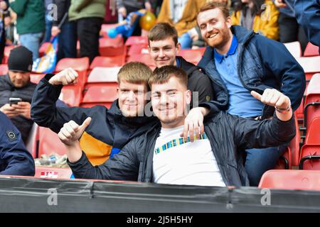 LONDON, GROSSBRITANNIEN. APR 23. Shrewsbury Town-Fans während des Sky Bet League 1-Spiels zwischen Charlton Athletic und Shrewsbury Town am Samstag, dem 23.. April 2022 im The Valley, London. (Kredit: Ivan Yordanov | MI Nachrichten) Kredit: MI Nachrichten & Sport /Alamy Live Nachrichten Stockfoto
