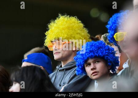 LONDON, GROSSBRITANNIEN. APR 23. Shrewsbury Town-Fans während des Sky Bet League 1-Spiels zwischen Charlton Athletic und Shrewsbury Town am Samstag, dem 23.. April 2022 im The Valley, London. (Kredit: Ivan Yordanov | MI Nachrichten) Kredit: MI Nachrichten & Sport /Alamy Live Nachrichten Stockfoto