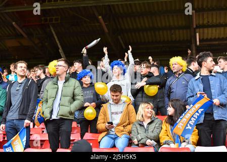 LONDON, GROSSBRITANNIEN. APR 23. Shrewsbury Town-Fans singen beim Sky Bet League 1-Spiel zwischen Charlton Athletic und Shrewsbury Town am Samstag, dem 23.. April 2022 im The Valley, London. (Kredit: Ivan Yordanov | MI Nachrichten) Kredit: MI Nachrichten & Sport /Alamy Live Nachrichten Stockfoto