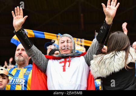 LONDON, GROSSBRITANNIEN. APR 23. Shrewsbury Town-Fans während des Sky Bet League 1-Spiels zwischen Charlton Athletic und Shrewsbury Town am Samstag, dem 23.. April 2022 im The Valley, London. (Kredit: Ivan Yordanov | MI Nachrichten) Kredit: MI Nachrichten & Sport /Alamy Live Nachrichten Stockfoto