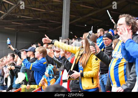 LONDON, GROSSBRITANNIEN. APR 23. Shrewsbury Town-Fans während des Sky Bet League 1-Spiels zwischen Charlton Athletic und Shrewsbury Town am Samstag, dem 23.. April 2022 im The Valley, London. (Kredit: Ivan Yordanov | MI Nachrichten) Kredit: MI Nachrichten & Sport /Alamy Live Nachrichten Stockfoto