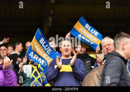 LONDON, GROSSBRITANNIEN. APR 23. Shrewsbury Town-Fans während des Sky Bet League 1-Spiels zwischen Charlton Athletic und Shrewsbury Town am Samstag, dem 23.. April 2022 im The Valley, London. (Kredit: Ivan Yordanov | MI Nachrichten) Kredit: MI Nachrichten & Sport /Alamy Live Nachrichten Stockfoto