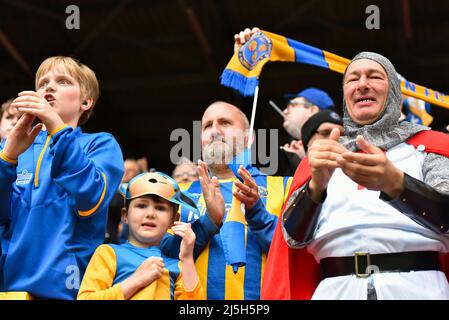 LONDON, GROSSBRITANNIEN. APR 23. Shrewsbury Town-Fans während des Sky Bet League 1-Spiels zwischen Charlton Athletic und Shrewsbury Town am Samstag, dem 23.. April 2022 im The Valley, London. (Kredit: Ivan Yordanov | MI Nachrichten) Kredit: MI Nachrichten & Sport /Alamy Live Nachrichten Stockfoto