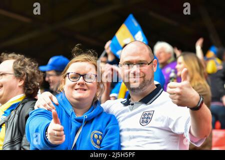 LONDON, GROSSBRITANNIEN. APR 23. Shrewsbury Town-Fans während des Sky Bet League 1-Spiels zwischen Charlton Athletic und Shrewsbury Town am Samstag, dem 23.. April 2022 im The Valley, London. (Kredit: Ivan Yordanov | MI Nachrichten) Kredit: MI Nachrichten & Sport /Alamy Live Nachrichten Stockfoto