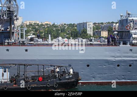 Sewastopol, Krim - 25. Juli 2012: Rumpf (Bord) des Militärkreuzers "Moskau" mit Matrosen in der Bucht von Sewastopol. Russische (sowjetische) Wachen Raketenkreuzer Stockfoto