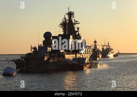 Sewastopol, Krim - 27. Juli 2012: Cruiser 'Moscow' bei Sonnenuntergang vor Anker unter anderen Schiffen in der Bucht von Sewastopol. Russische (sowjetische) Wachen Raketenkreuzer Stockfoto