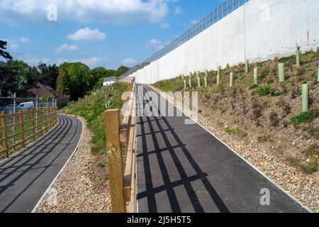 Dorney Reach, Buckinghamshire, Großbritannien. 23.. April 2022. Das hübsche Dorf Dorney Reach ist jetzt nicht mehr zu erkennen mit der neu gebauten Brücke über die M4, die das Dorf mit riesigen Stützmauern und Metallgeländern dominiert, die viele Bewohner für ein kleines Dorf unangemessen halten. Die M4 ist an diesem Wochenende wieder von der Abfahrt 6 (Slough/Windsor) zur Abfahrt 8/9 (Maidenhead) für M4 Smart Motorway Road Works geschlossen. Quelle: Maureen McLean/Alamy Live News Stockfoto