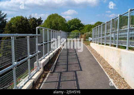 Dorney Reach, Buckinghamshire, Großbritannien. 23.. April 2022. Das hübsche Dorf Dorney Reach ist jetzt nicht mehr zu erkennen mit der neu gebauten Brücke über die M4, die das Dorf mit riesigen Stützmauern und Metallgeländern dominiert, die viele Bewohner für ein kleines Dorf unangemessen halten. Die M4 ist an diesem Wochenende wieder von der Abfahrt 6 (Slough/Windsor) zur Abfahrt 8/9 (Maidenhead) für M4 Smart Motorway Road Works geschlossen. Quelle: Maureen McLean/Alamy Live News Stockfoto