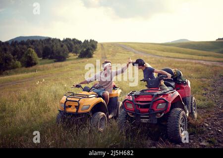 Paar Liebhaber fahren Off-Road und genießen auf extremen Reiten Stockfoto