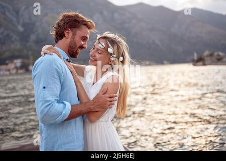 Frisch verheiratetes Paar in der Liebe am Meer. Romantisches Datum der Braut und Bräutigam, umarmt. Hochzeit, Flitterwochen, Liebeskonzept Stockfoto