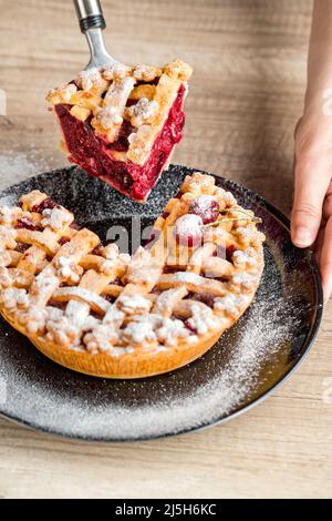 Servieren Sie heißen hausgemachten Kuchen mit Kirschen Stockfoto