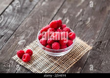 Frische Himbeere in Schale auf dem Holzhintergrund Stockfoto