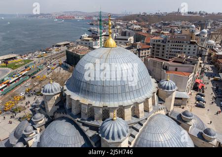 Hohe Winkel- und Nahaufnahme der Kuppel der Neuen Moschee, die sich am 8. April 2022 im Eminonu-Viertel von Istanbul, Türkei, befindet. Stockfoto