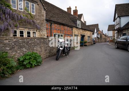 White Triumph Street Triple S Motorrad geparkt in einer Dorfstraße aus dem 18.. Jahrhundert Lacock Wiltshire Stockfoto