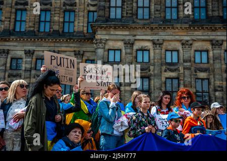 Ukrainische Frauen werden während der Demonstration weinend gesehen, während sie Plakate gegen den Krieg und Putin halten. Die ukrainische Gemeinschaft in den Niederlanden, hauptsächlich Frauen und Kinder, versammelte sich im Zentrum der Stadt, um die Aufmerksamkeit der Welt auf die schrecklichen Tragödien der Kinder in der Ukraine zu lenken, die durch die russische Aggression verursacht wurden. Innerhalb von 21 Tagen nach dem Krieg in der Ukraine (Stand: März 16) wurden mindestens 108 Kinder beim Beschuss der russischen Streitkräfte getötet und mehr als 100 verletzt. Während des Protestes hielten einige der Frauen Puppen in einer weißen Decke mit gefälschten Blutflecken. Stockfoto