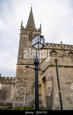 Gusseiserne Straßenlampe vor der St. Cyriac's Church aus dem 14.. Jahrhundert in Laock, Wiltshire, Großbritannien Stockfoto