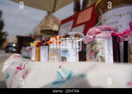 Ein Stand mit hausgemachten Marmeladen, Konfitüren und Kuchen Stockfoto