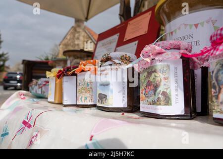 Ein Stand mit hausgemachten Marmeladen, Konfitüren und Kuchen Stockfoto