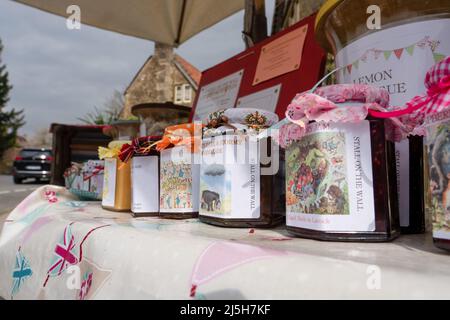 Ein Stand mit hausgemachten Marmeladen, Konfitüren und Kuchen Stockfoto