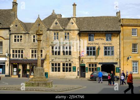 Blick auf Stow am Wold-Stadtplatz und Market Cross Stockfoto