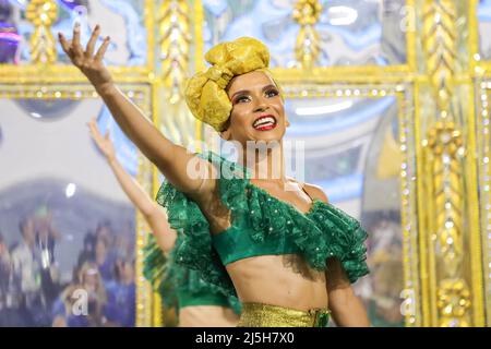 Rio De Janeiro, Brasilien . 22. April 2022. Mitglieder der Sambaschule Imperatriz Leopoldinense treten am 22. April 2022 bei der Karnevalsparade von Rio im Sambadrome Marques de Sapucai in Rio de Janeiro, Brasilien, auf. Quelle: Brazil Photo Press/Alamy Live News Stockfoto