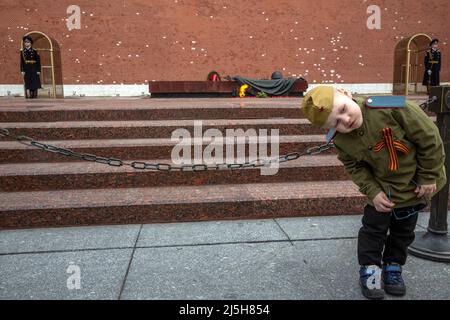 Moskau, Russland. 23.. April 2022. Ansicht des Grabes des unbekannten Soldaten mit Ehrengarde, Kriegsdenkmal, gewidmet sowjetischen Soldaten, die während des Zweiten Weltkriegs in der Nähe der Moskauer Kremlmauer im Alexander-Garten, Russland, getötet wurden Stockfoto