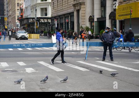 Leere Straßen und Menschen werden am 23. April 2022 in New York City beim Earth Day in Midtown Manhattan zu Fuß beobachtet Stockfoto